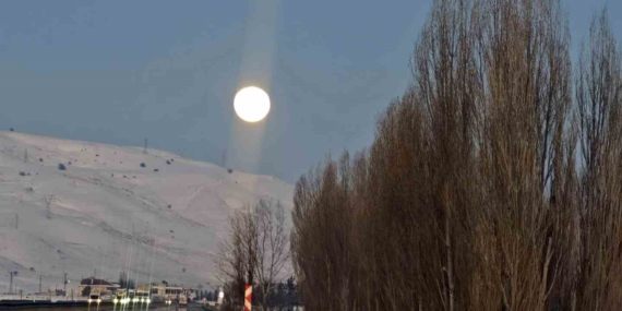 Büyüleyici Dolunay Manzarası: Doğanın Göz Alıcı Hali