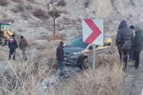 buzlu-yolda-kayarak-araziye-ucan-otomobilin-ilginc-hikayesi-dJGVNfKv.jpg