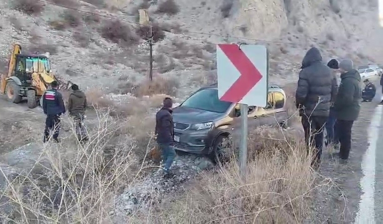 buzlu-yolda-kayarak-araziye-ucan-otomobilin-ilginc-hikayesi-dJGVNfKv.jpg