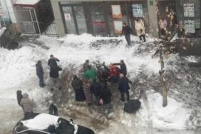 catidan-dusen-kar-kutlesinin-altinda-kalan-kadin-hayatini-kaybetti-trajik-bir-olay-PClJsRf3.jpg