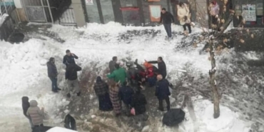 catidan-dusen-kar-kutlesinin-altinda-kalan-kadin-hayatini-kaybetti-trajik-bir-olay-PClJsRf3.jpg