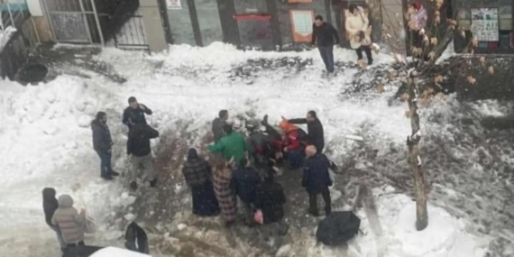 Çatıdan Düşen Kar Kütlesinin Altında Kalan Kadın Hayatını Kaybetti: Trajik Bir Olay
