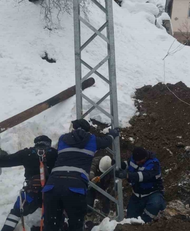 cunguste-canlanan-enerji-devrilen-elektrik-direklerinin-onarim-sureci-XdsHbhZi.jpg