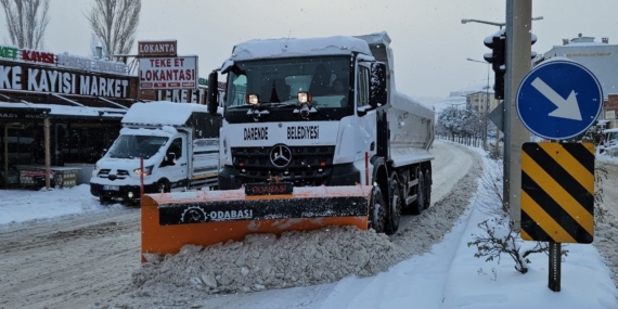 Darende Belediyesi Kışın Zorlu Şartlarıyla Mücadele Ediyor