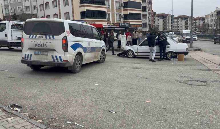 dikkatsizlik-sonucu-4-yasindaki-cocuga-carpan-otomobil-kazasi-cij1kq2G.jpg