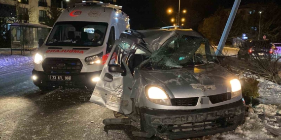 Direğe Çarpan Hafif Ticari Araçta 1’i Ağır 4 Yaralı!