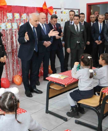diyarbakirda-458-bin-ogrenci-karnelerini-aldi-egitimde-yeni-bir-donem-basladi-65pXwPOJ.jpg