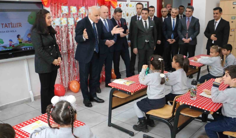 diyarbakirda-458-bin-ogrenci-karnelerini-aldi-egitimde-yeni-bir-donem-basladi-65pXwPOJ.jpg