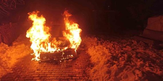 Diyarbakır’da Araç Alev Alev Yandı: Seyir Halindeyken Patladı!