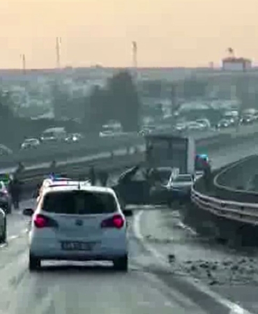 diyarbakirda-feci-zincirleme-trafik-kazasi-5-kisi-yaralandi-vIUqseJt.jpg