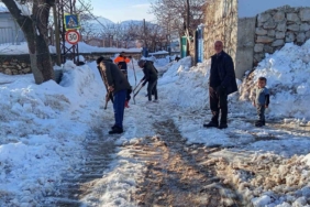 diyarbakirda-vatandaslar-kendi-imkanlariyla-karla-kapanan-yollari-acti-DQTEmEuT.jpg