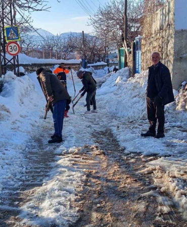 diyarbakirda-vatandaslar-kendi-imkanlariyla-karla-kapanan-yollari-acti-DQTEmEuT.jpg