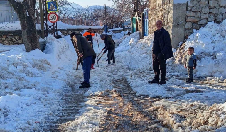 diyarbakirda-vatandaslar-kendi-imkanlariyla-karla-kapanan-yollari-acti-DQTEmEuT.jpg
