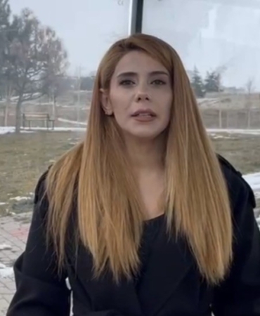 durakta-genc-kizlari-gizlice-ceken-sahsa-kadin-muhtardan-sert-tepki-Y8etSrOh.jpg