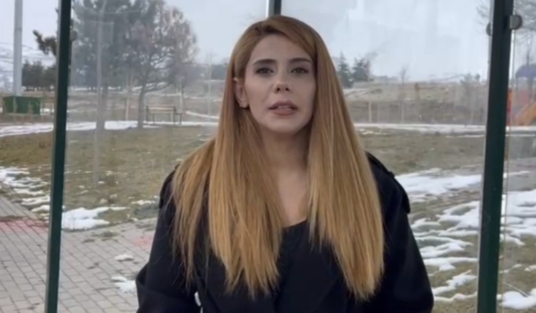 durakta-genc-kizlari-gizlice-ceken-sahsa-kadin-muhtardan-sert-tepki-Y8etSrOh.jpg