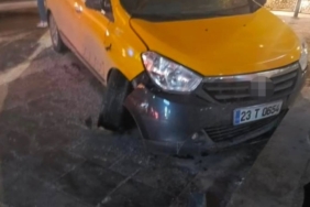 elazigda-alkollu-sahisin-caldigi-aracla-yaptigi-kaza-3ZhusgpP.jpg