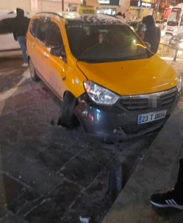 elazigda-alkollu-sahisin-caldigi-aracla-yaptigi-kaza-3ZhusgpP.jpg