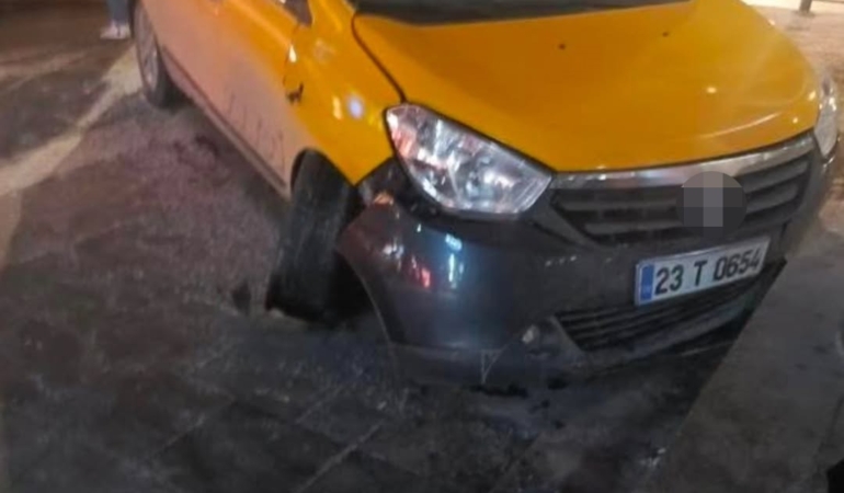 elazigda-alkollu-sahisin-caldigi-aracla-yaptigi-kaza-3ZhusgpP.jpg