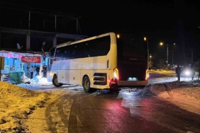 elazigda-devrilmekten-kurtulan-otobus-facianin-esiginden-donus-59j5f1Wq.jpg