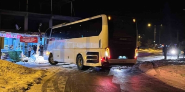 elazigda-devrilmekten-kurtulan-otobus-facianin-esiginden-donus-59j5f1Wq.jpg