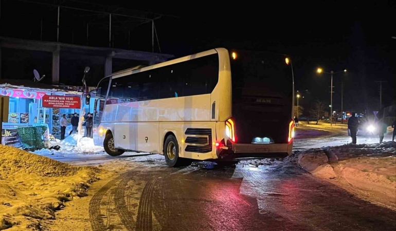 elazigda-devrilmekten-kurtulan-otobus-facianin-esiginden-donus-59j5f1Wq.jpg