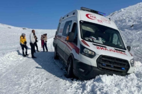 elazigda-greyderle-ambulansa-ulasan-hasta-cocuk-icin-umut-dolup-tasiyor-8gkRa2hN.jpg