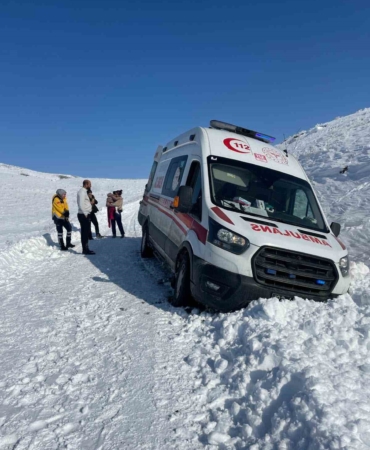 elazigda-greyderle-ambulansa-ulasan-hasta-cocuk-icin-umut-dolup-tasiyor-8gkRa2hN.jpg