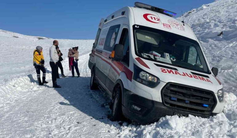 elazigda-greyderle-ambulansa-ulasan-hasta-cocuk-icin-umut-dolup-tasiyor-8gkRa2hN.jpg