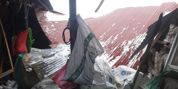 Elazığ’da Kar ve Fırtına, Köydeki Tek Marketi Yerle Bir Etti