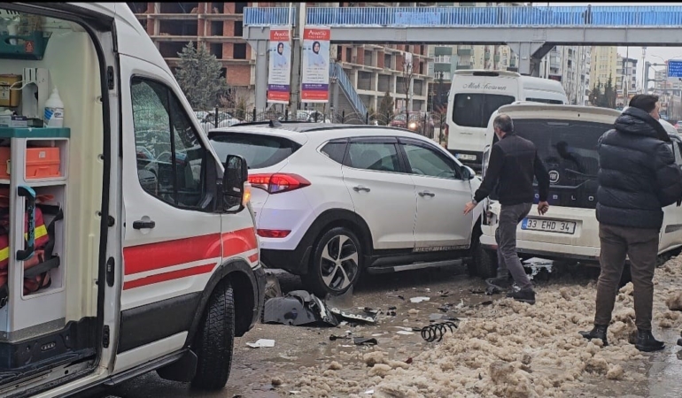elazigda-otomobil-ile-taksi-carpisti-kaza-sonucu-1-yarali-N9Dk8lXn.jpg