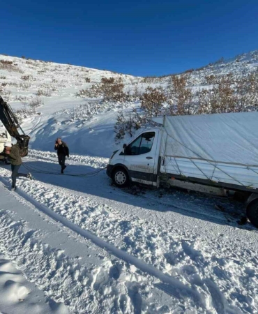 elazigda-sarampole-dusen-pikap-basariyla-kurtarildi-4VqIUngR.jpg