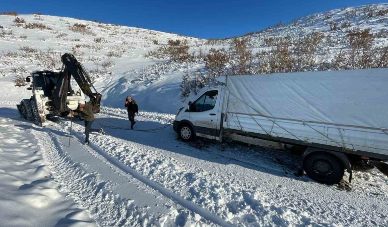 elazigda-sarampole-dusen-pikap-basariyla-kurtarildi-4VqIUngR.jpg