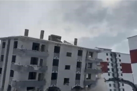 elazigda-yikim-hasarli-bina-is-makinesiyle-ortadan-kaldirildi-Y5AGDReA.jpg