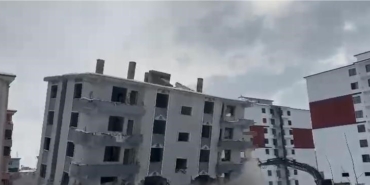 elazigda-yikim-hasarli-bina-is-makinesiyle-ortadan-kaldirildi-Y5AGDReA.jpg