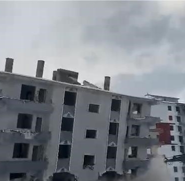 elazigda-yikim-hasarli-bina-is-makinesiyle-ortadan-kaldirildi-Y5AGDReA.jpg