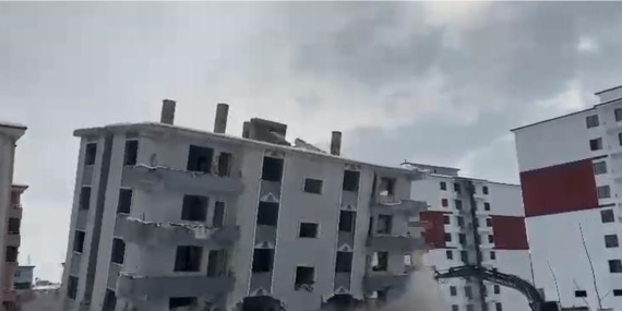 Elazığ’da Yıkım: Hasarlı Bina İş Makinesiyle Ortadan Kaldırıldı