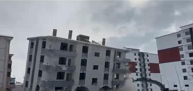elazigda-yikim-hasarli-bina-is-makinesiyle-ortadan-kaldirildi-Y5AGDReA.jpg