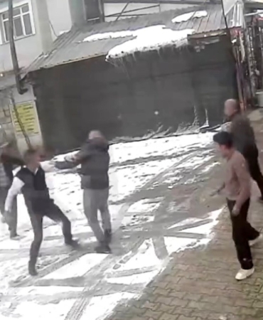 elazigda-yolcunun-tuvaletini-duvara-yapmasi-nedeniyle-cikan-kavga-AtrjDqPx.jpg