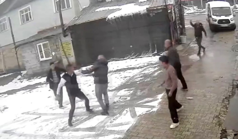 elazigda-yolcunun-tuvaletini-duvara-yapmasi-nedeniyle-cikan-kavga-AtrjDqPx.jpg