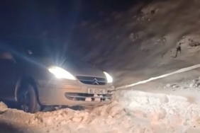 elazigda-yolda-mahsur-kalan-arac-basariyla-kurtarildi-HjKcMAjZ.jpg