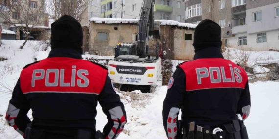 Erzurum’da Güvenlik ve Huzurun Teminatı: Metruk Binalar Tek Tek Yıkılıyor
