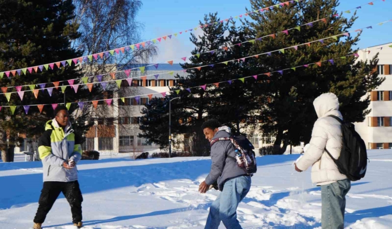 erzurumda-siyah-ve-beyazin-gorselligi-buyuleyici-bir-bulusma-dCI2SQwZ.jpg