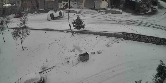 Gaziantep’te Karlı Yolda Dehşet Veren Kaza: Kayan Araç Kaldırıma Çarptı ve Devrildi