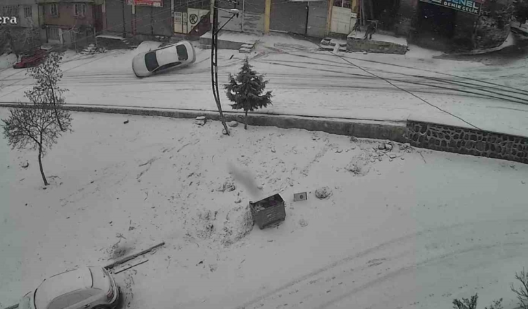 gaziantepte-karli-yolda-dehset-veren-kaza-kayan-arac-kaldirima-carpti-ve-devrildi-AvuYAebX.jpg