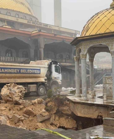gaziantepte-siddetli-yagislar-sonrasi-cami-avlusunda-cokme-olayi-3ZbZPqCS.jpg