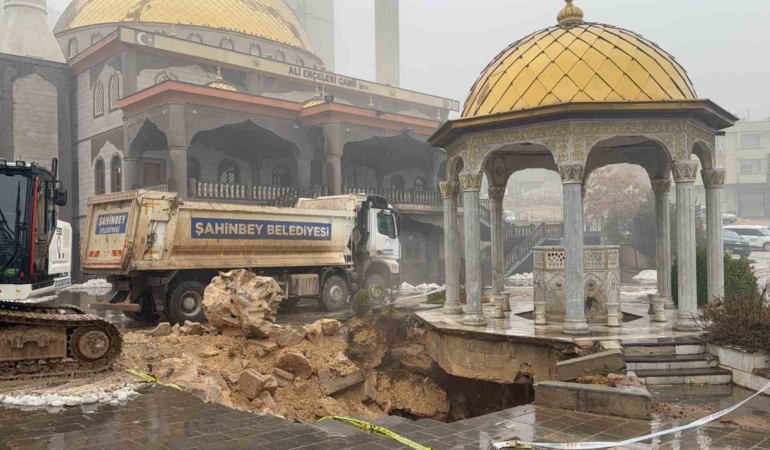 gaziantepte-siddetli-yagislar-sonrasi-cami-avlusunda-cokme-olayi-3ZbZPqCS.jpg
