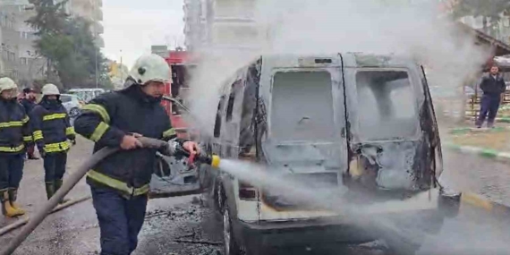 Gaziantep’te Ticari Araç Kül Olan Alevlerle Yandı