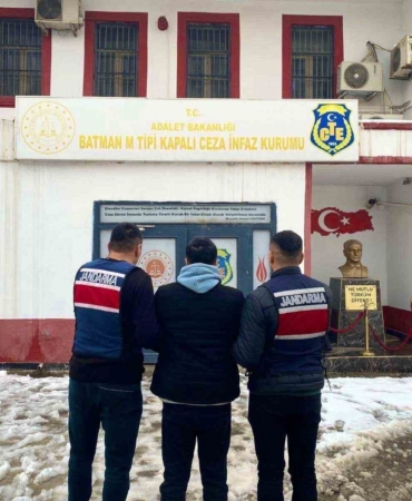 gercuste-uyusturucu-ticareti-sucundan-aranan-hukumlu-ele-gecirildi-gL4btehF.jpg