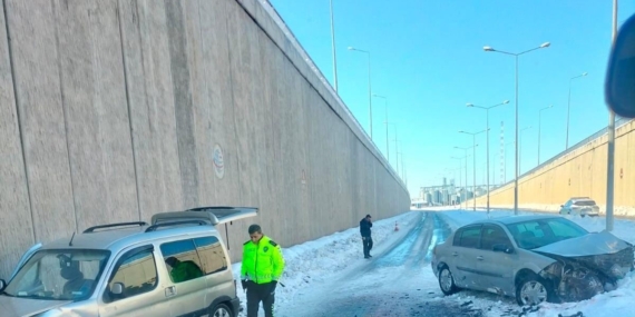Hafif Ticari Araç ile Otomobil Çarpıştı: 3 Yaralı!