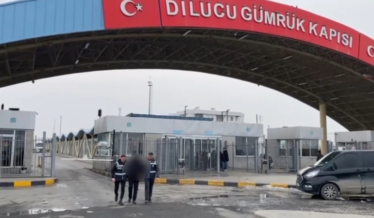 igdir-sinir-kapisinda-gocmen-kacakciligi-nedeniyle-aranan-hukumlu-yakalandi-utWmKKCI.jpg
